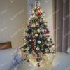 Božićno drvce sa bijelim ukrasima i lampicama