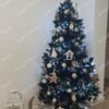 Ukrašeno božićno drvce sa zelenim iglicama i šišarkama