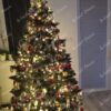 Umjetno božićno drvce ukrašeno crveno-bijelim ukrasima