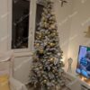 Ukrašeno božićno drvce sa umjetnim snijegom i zlatnim ukrasima