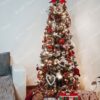 Usko božićno drvce sa crveno-belim ukrasima