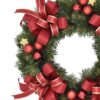 Ozdobený zelený adventný veniec s červenými a zlatými dekoráciami a červeno-zlatými mašľami.