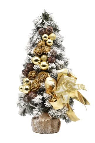 Zasnežený malý vianočný stromček so zlatými vianočnými guľami, šiškami a zlatou mašľou.