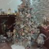 Umjetno božićno drvce 3D Polarna Smreka 180cm, sniježno drvce ukrašeno rozim ukrasima