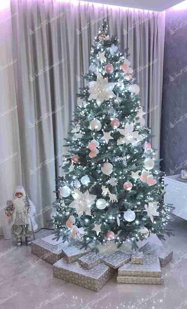 Umelý vianočný stromček 3D Smrek Ľadový 210cm, stromček má strieborno zelené ihličie a je ozdobený bielymi a ružovými ozdobami