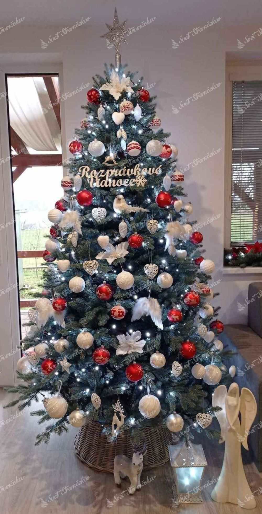 Umelý vianočný stromček 3D Smrek Ľadový 210cm, stromček má husté zelenostrieborné ihličie a je ozdobený bielymi a červenými ozdobami