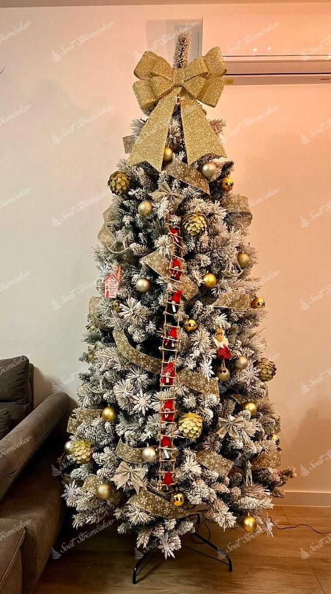 Umelý vianočný stromček Borovica Biela Úzka 225cm, stromček má husto zasnežené vetvičky a je ozdobený zlatými ozdobami