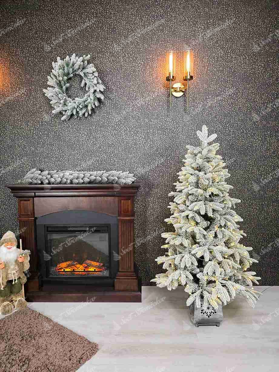 Umelý vianočný stromček 3D Smrek Arktický v kvetináči, má husto zasnežené vetvičky a je osadený v modernom kvetináči