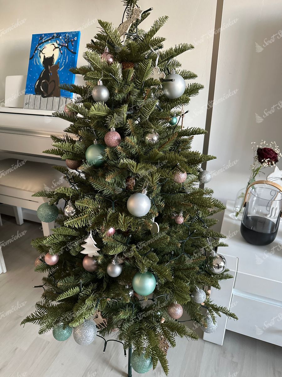 Umelý vianočný stromček 3D Jedľa Kaukazská 120cm je ozdobený zelenými, ružovými a striebornými ozdobami.