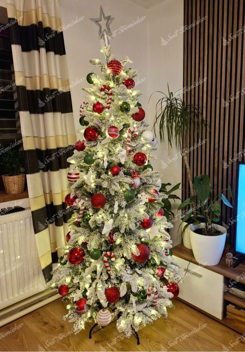 Umelý vianočný stromček 3D Jedľa Pyrenejská Zasnežená 180cm LED330 ozdobený červenými, zelenými a bielymi ozdobami.