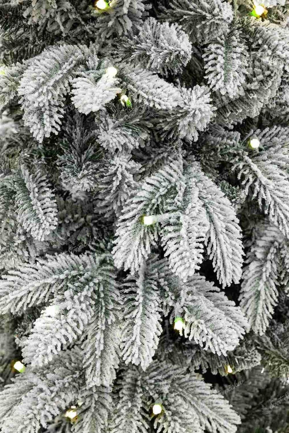 Detail vetvičiek vianočného stromčeka 3D Smrek Arktický v kvetináči LED, vetvičky sú husto zasnežené
