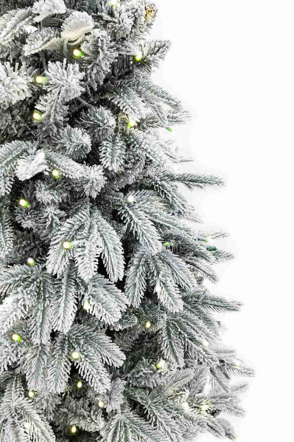 Detail vianočného stromčeka 3D Smrek Arktický v kvetináči LED, ihličie je husto zasnežené.
