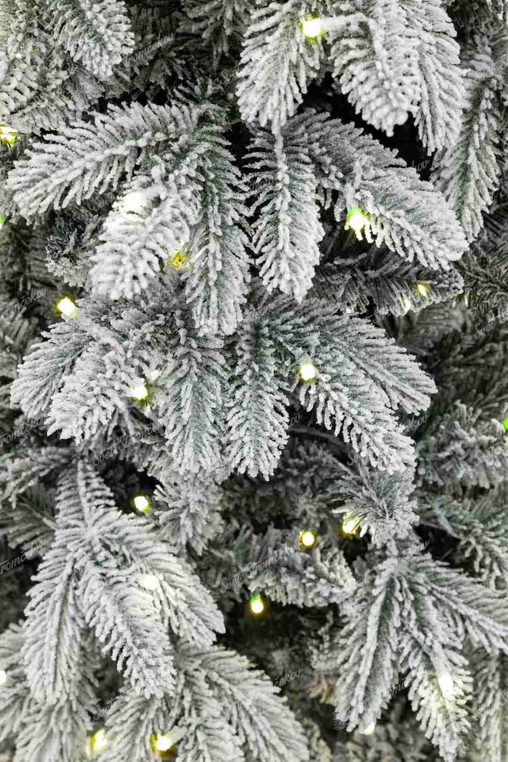 Detail vetvičiek vianočného stromčeka 3D Smrek Arktický v kvetináči LED, vetvičky sú husto zasnežené.