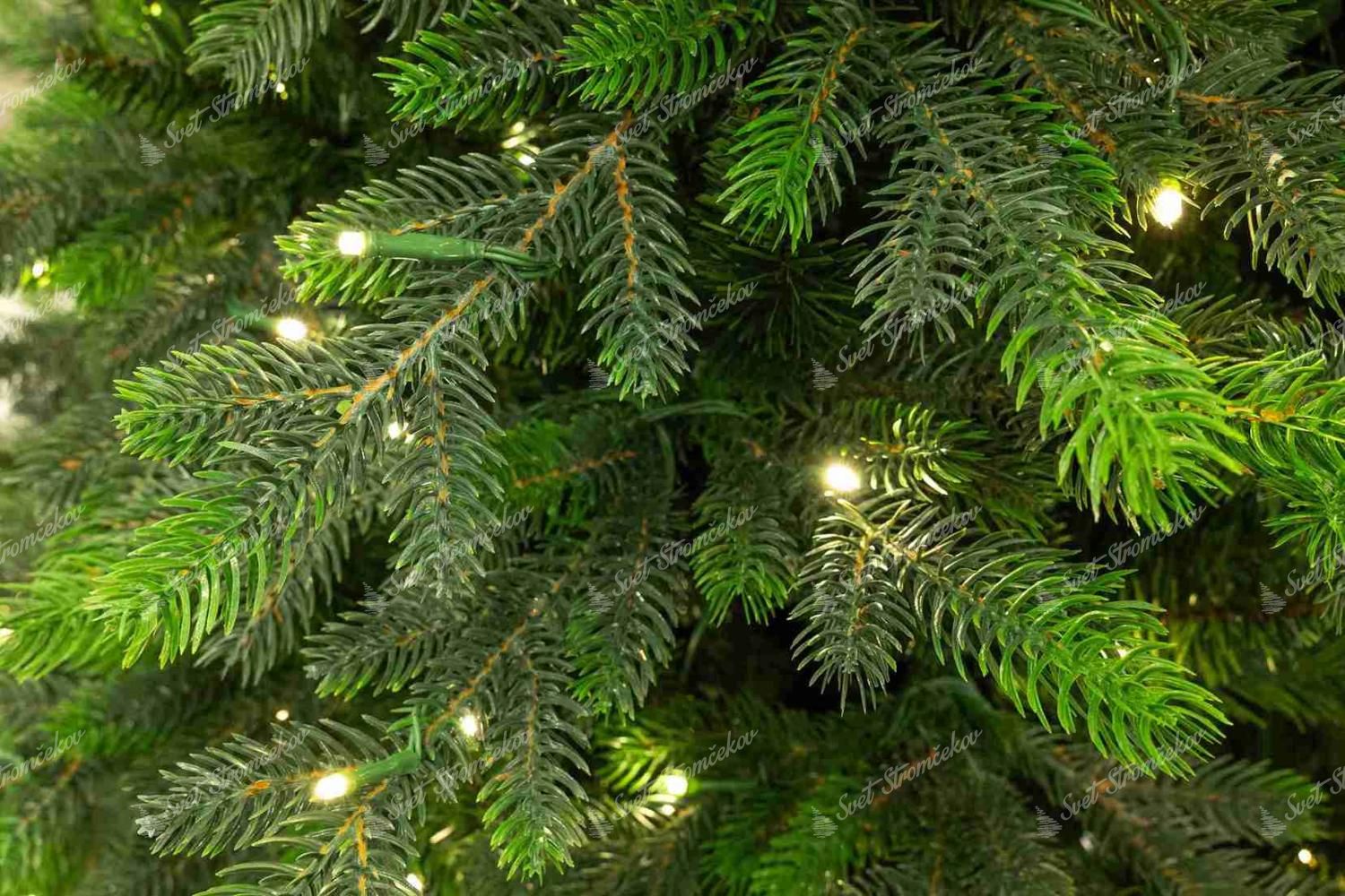 Detail vetvičiek vianočného stromčeka 3D Smrek Taliansky, ihličie má bledozelenú a tmavozelenú farbu