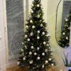 Umelý vianočný stromček 3D Smrek Úzky 210cm, stromček je ozdobený bielymi a zlatými vianočnými ozdobami.